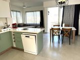 Esentepe'deki popüler Turtle Bay Resort'ta güzelce yenilenmiş 2 yatak odalı çatı katı daire + Özel plaja yürüme mesafesinde + Ortak havuzlar + Barlar ve