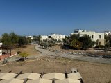 Esentepe'deki popüler Turtle Bay Resort'ta güzelce yenilenmiş 2 yatak odalı çatı katı daire + Özel plaja yürüme mesafesinde + Ortak havuzlar + Barlar ve