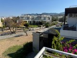 Esentepe'deki popüler Turtle Bay Resort'ta güzelce yenilenmiş 2 yatak odalı çatı katı daire + Özel plaja yürüme mesafesinde + Ortak havuzlar + Barlar ve