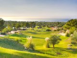 Esentepe'deki popüler Turtle Bay Resort'ta güzelce yenilenmiş 2 yatak odalı çatı katı daire + Özel plaja yürüme mesafesinde + Ortak havuzlar + Barlar ve