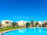 Esentepe'deki popüler Turtle Bay Resort'ta güzelce yenilenmiş 2 yatak odalı çatı katı daire + Özel plaja yürüme mesafesinde + Ortak havuzlar + Barlar ve