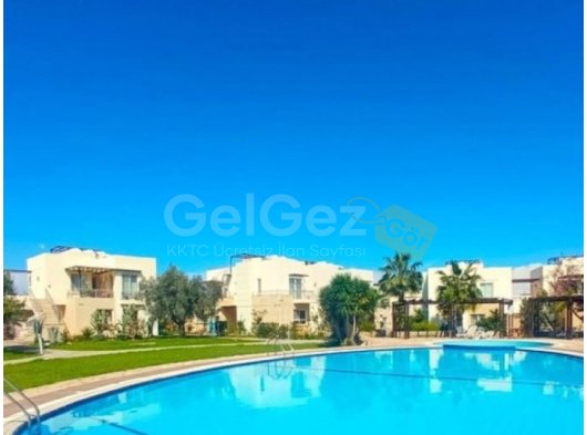 Esentepe'deki popüler Turtle Bay Resort'ta güzelce yenilenmiş 2 yatak odalı çatı katı daire + Özel plaja yürüme mesafesinde + Ortak havuzlar + Barlar ve