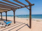 Esentepe'deki popüler Turtle Bay Resort'ta güzelce yenilenmiş 2 yatak odalı çatı katı daire + Özel plaja yürüme mesafesinde + Ortak havuzlar + Barlar ve