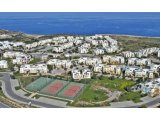 Esentepe'deki popüler Turtle Bay Resort'ta güzelce yenilenmiş 2 yatak odalı çatı katı daire + Özel plaja yürüme mesafesinde + Ortak havuzlar + Barlar ve