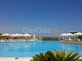 3 yatak odalı lüks bahçe daire + tamamen mobilyalı + ortak yüzme havuzları + restoran + SPA merkezi + tenis kortu + golf