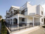 Deniz kıyısında gelişim içinde bulunan, 3 yatak odalı modern ikinci el çatı katı daire + tam mobilyalı + şömine + yerden ısıtma + çatı terası + ortak yüzme havu
