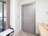 Deniz kıyısında gelişim içinde bulunan, 3 yatak odalı modern ikinci el çatı katı daire + tam mobilyalı + şömine + yerden ısıtma + çatı terası + ortak yüzme havu