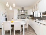 Deniz kıyısında gelişim içinde bulunan, 3 yatak odalı modern ikinci el çatı katı daire + tam mobilyalı + şömine + yerden ısıtma + çatı terası + ortak yüzme havu