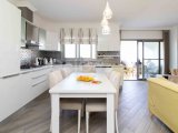 Deniz kıyısında gelişim içinde bulunan, 3 yatak odalı modern ikinci el çatı katı daire + tam mobilyalı + şömine + yerden ısıtma + çatı terası + ortak yüzme havu