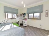 Deniz kıyısında gelişim içinde bulunan, 3 yatak odalı modern ikinci el çatı katı daire + tam mobilyalı + şömine + yerden ısıtma + çatı terası + ortak yüzme havu