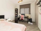Deniz kıyısında gelişim içinde bulunan, 3 yatak odalı modern ikinci el çatı katı daire + tam mobilyalı + şömine + yerden ısıtma + çatı terası + ortak yüzme havu