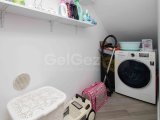 Deniz kıyısında gelişim içinde bulunan, 3 yatak odalı modern ikinci el çatı katı daire + tam mobilyalı + şömine + yerden ısıtma + çatı terası + ortak yüzme havu