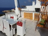 Deniz kıyısında gelişim içinde bulunan, 3 yatak odalı modern ikinci el çatı katı daire + tam mobilyalı + şömine + yerden ısıtma + çatı terası + ortak yüzme havu