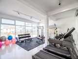 Deniz kıyısında gelişim içinde bulunan, 3 yatak odalı modern ikinci el çatı katı daire + tam mobilyalı + şömine + yerden ısıtma + çatı terası + ortak yüzme havu