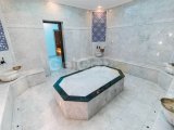 Deniz kıyısında gelişim içinde bulunan, 3 yatak odalı modern ikinci el çatı katı daire + tam mobilyalı + şömine + yerden ısıtma + çatı terası + ortak yüzme havu