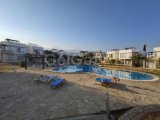 Esentepe'deki popüler Turtle Bay Resort'ta güzelce yenilenmiş 2 yatak odalı çatı katı daire + Özel plaja yürüme mesafesinde + Ortak havuzlar + Barlar ve
