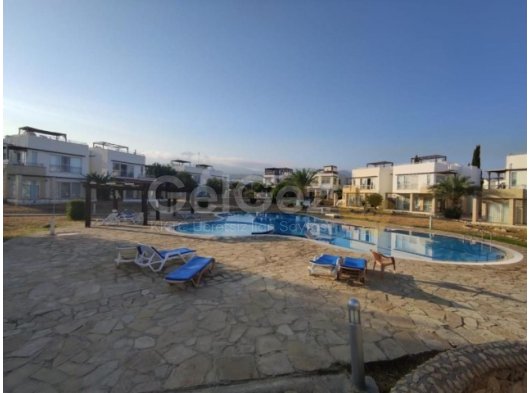 Esentepe'deki popüler Turtle Bay Resort'ta güzelce yenilenmiş 2 yatak odalı çatı katı daire + Özel plaja yürüme mesafesinde + Ortak havuzlar + Barlar ve
