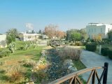 Esentepe'deki popüler Turtle Bay Resort'ta güzelce yenilenmiş 2 yatak odalı çatı katı daire + Özel plaja yürüme mesafesinde + Ortak havuzlar + Barlar ve