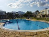 Esentepe'deki popüler Turtle Bay Resort'ta güzelce yenilenmiş 2 yatak odalı çatı katı daire + Özel plaja yürüme mesafesinde + Ortak havuzlar + Barlar ve