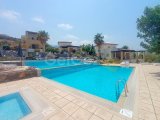 Güzel 3/4 yatak odalı ikinci el villa + 10m x 5m yüzme havuzu + tam donanımlı mutfak ve yemek alanı + güzel deniz, dağ ve Bellapais Manastırı manzarası + ana ko