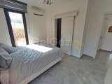 Deniz kenarındaki gelişim içinde 3 yatak odalı çağdaş yeniden satış villası + tamamen mobilyalı + ortak yüzme havuzu + mükemmel konum + plaja yürüme mesafesi