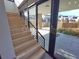 Deniz kenarındaki gelişim içinde 3 yatak odalı çağdaş yeniden satış villası + tamamen mobilyalı + ortak yüzme havuzu + mükemmel konum + plaja yürüme mesafesi