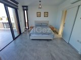 Deniz kenarındaki gelişim içinde 3 yatak odalı çağdaş yeniden satış villası + tamamen mobilyalı + ortak yüzme havuzu + mükemmel konum + plaja yürüme mesafesi