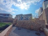 Deniz kenarındaki gelişim içinde 3 yatak odalı çağdaş yeniden satış villası + tamamen mobilyalı + ortak yüzme havuzu + mükemmel konum + plaja yürüme mesafesi