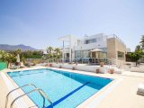 Harika 5 yatak odalı ikinci el villa + 10m x 5m havuz + aydınlatmalarla olgun bahçe + süpermarkete, golf kulübüne, SPA merkezine ve sahile yürüme mesafesinde +