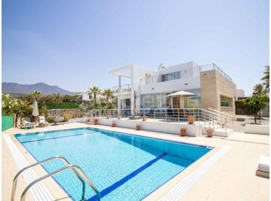 Harika 5 yatak odalı ikinci el villa + 10m x 5m havuz + aydınlatmalarla olgun bahçe + süpermarkete, golf kulübüne, SPA merkezine ve sahile yürüme mesafesinde +