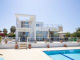 Harika 5 yatak odalı ikinci el villa + 10m x 5m havuz + aydınlatmalarla olgun bahçe + süpermarkete, golf kulübüne, SPA merkezine ve sahile yürüme mesafesinde +