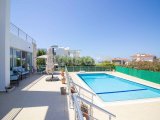 Harika 5 yatak odalı ikinci el villa + 10m x 5m havuz + aydınlatmalarla olgun bahçe + süpermarkete, golf kulübüne, SPA merkezine ve sahile yürüme mesafesinde +