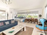 Harika 5 yatak odalı ikinci el villa + 10m x 5m havuz + aydınlatmalarla olgun bahçe + süpermarkete, golf kulübüne, SPA merkezine ve sahile yürüme mesafesinde +