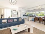 Harika 5 yatak odalı ikinci el villa + 10m x 5m havuz + aydınlatmalarla olgun bahçe + süpermarkete, golf kulübüne, SPA merkezine ve sahile yürüme mesafesinde +
