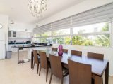 Harika 5 yatak odalı ikinci el villa + 10m x 5m havuz + aydınlatmalarla olgun bahçe + süpermarkete, golf kulübüne, SPA merkezine ve sahile yürüme mesafesinde +