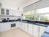 Harika 5 yatak odalı ikinci el villa + 10m x 5m havuz + aydınlatmalarla olgun bahçe + süpermarkete, golf kulübüne, SPA merkezine ve sahile yürüme mesafesinde +
