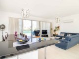Harika 5 yatak odalı ikinci el villa + 10m x 5m havuz + aydınlatmalarla olgun bahçe + süpermarkete, golf kulübüne, SPA merkezine ve sahile yürüme mesafesinde +