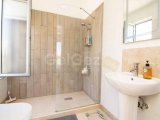 Harika 5 yatak odalı ikinci el villa + 10m x 5m havuz + aydınlatmalarla olgun bahçe + süpermarkete, golf kulübüne, SPA merkezine ve sahile yürüme mesafesinde +