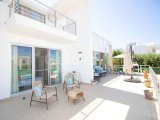 Harika 5 yatak odalı ikinci el villa + 10m x 5m havuz + aydınlatmalarla olgun bahçe + süpermarkete, golf kulübüne, SPA merkezine ve sahile yürüme mesafesinde +