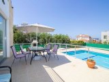 Harika 5 yatak odalı ikinci el villa + 10m x 5m havuz + aydınlatmalarla olgun bahçe + süpermarkete, golf kulübüne, SPA merkezine ve sahile yürüme mesafesinde +