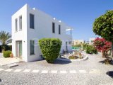 Harika 5 yatak odalı ikinci el villa + 10m x 5m havuz + aydınlatmalarla olgun bahçe + süpermarkete, golf kulübüne, SPA merkezine ve sahile yürüme mesafesinde +