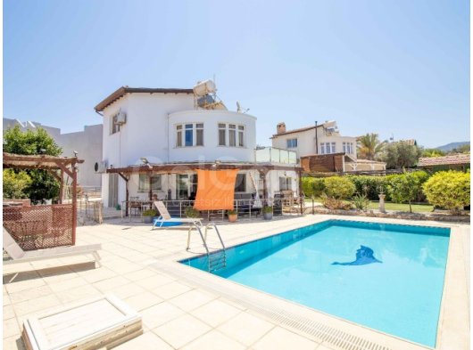Harika Fiyat - Mükemmel Konumda Bulunan Bu Şık 4 Yatak Odalı Villa + 8m x 4m Özel Yüzme Havuzu + Denize Yürüme Mesafesinde