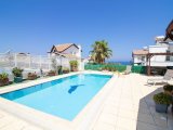 Harika Fiyat - Mükemmel Konumda Bulunan Bu Şık 4 Yatak Odalı Villa + 8m x 4m Özel Yüzme Havuzu + Denize Yürüme Mesafesinde