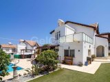 Harika Fiyat - Mükemmel Konumda Bulunan Bu Şık 4 Yatak Odalı Villa + 8m x 4m Özel Yüzme Havuzu + Denize Yürüme Mesafesinde
