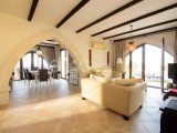 3 yatak odalı ikinci el villa + 10m x 5m yüzme havuzu + mobilyalı + mutfak eşyaları + hizmet odası + odun yakma sobası