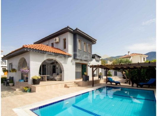 3 yatak odalı ikinci el villa + 8m x 4m yüzme havuzu + full eşyalı + jakuzili çatı terası + muhteşem manzara + Sahibinin adına tapu – KDV ödenmiş