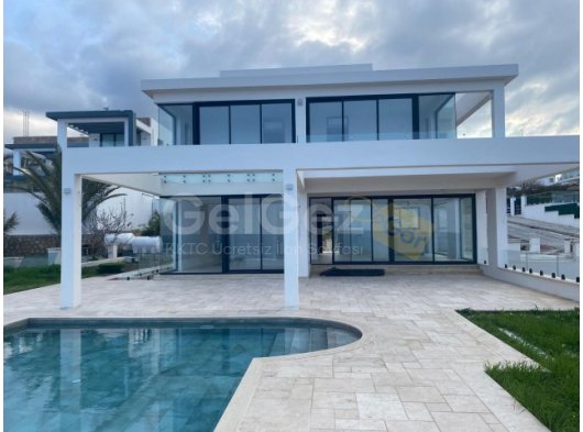 Denize sıfır muhteşem konumda, 2024 yılında tamamen yenilenmiş 4 yatak odalı villa, ayrıca 2 yatak odalı bağımsız daire + sonsuzluk havuzu + Akdeniz'e sadec