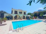 Akdeniz'de 3 yatak odalı ikinci el villa + tamamen mobilyalı + hizmet odası + doğalgaz merkezi ısıtma + deniz ve dağ manzaralı + plaja yürüme mesafesinde