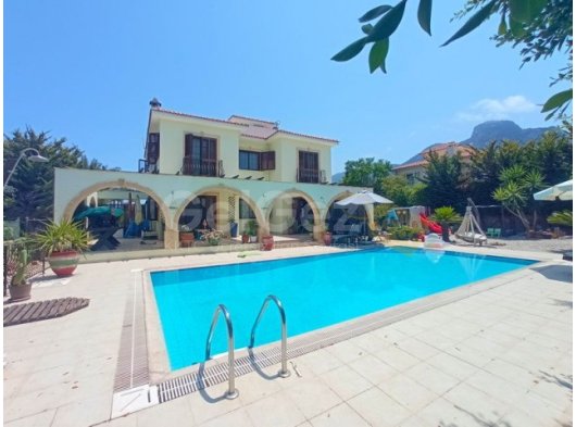 Akdeniz'de 3 yatak odalı ikinci el villa + tamamen mobilyalı + hizmet odası + doğalgaz merkezi ısıtma + deniz ve dağ manzaralı + plaja yürüme mesafesinde