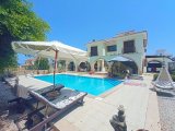 Akdeniz'de 3 yatak odalı ikinci el villa + tamamen mobilyalı + hizmet odası + doğalgaz merkezi ısıtma + deniz ve dağ manzaralı + plaja yürüme mesafesinde